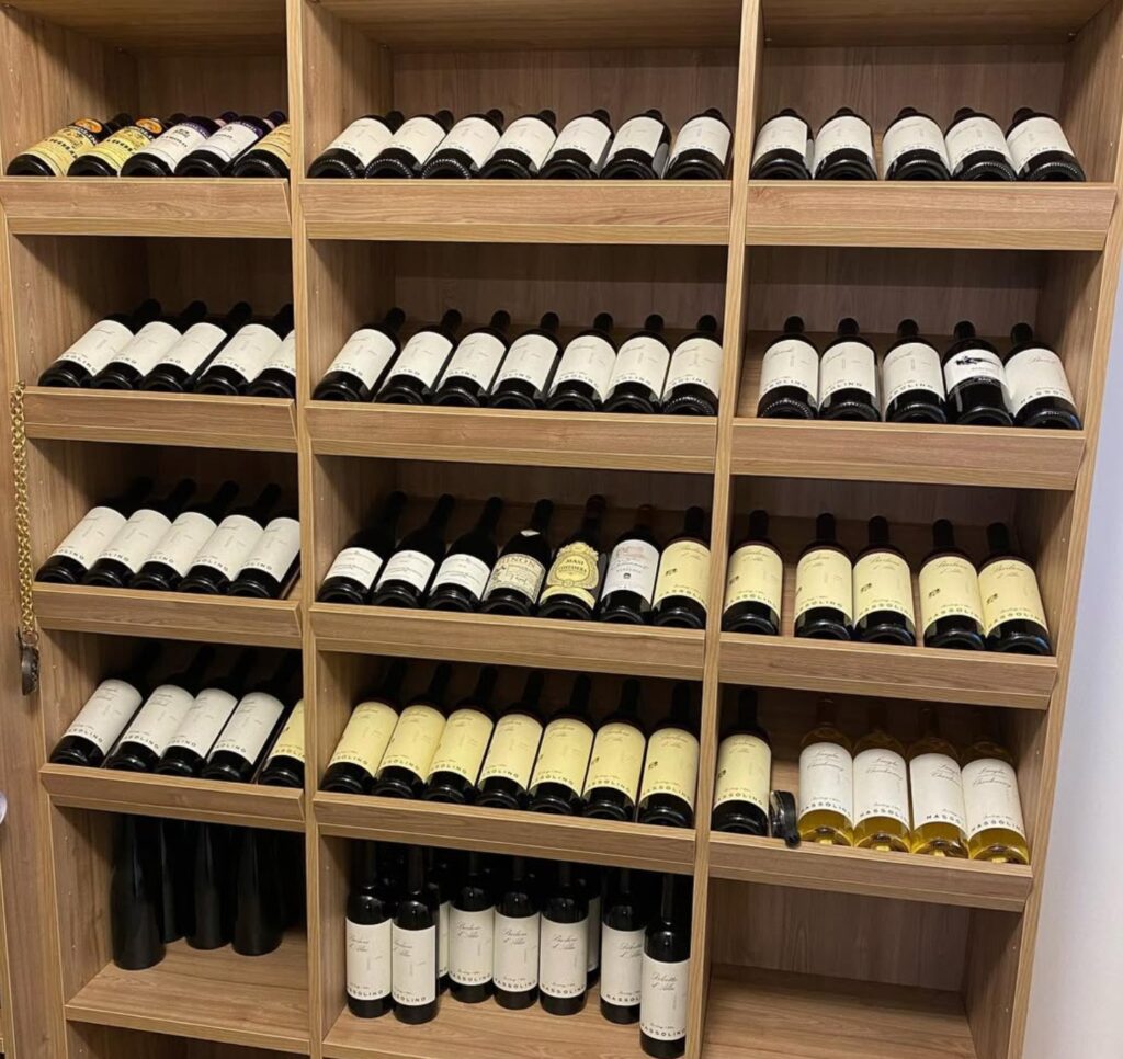 Cantina vini su misura in legno con scaffalature integrate