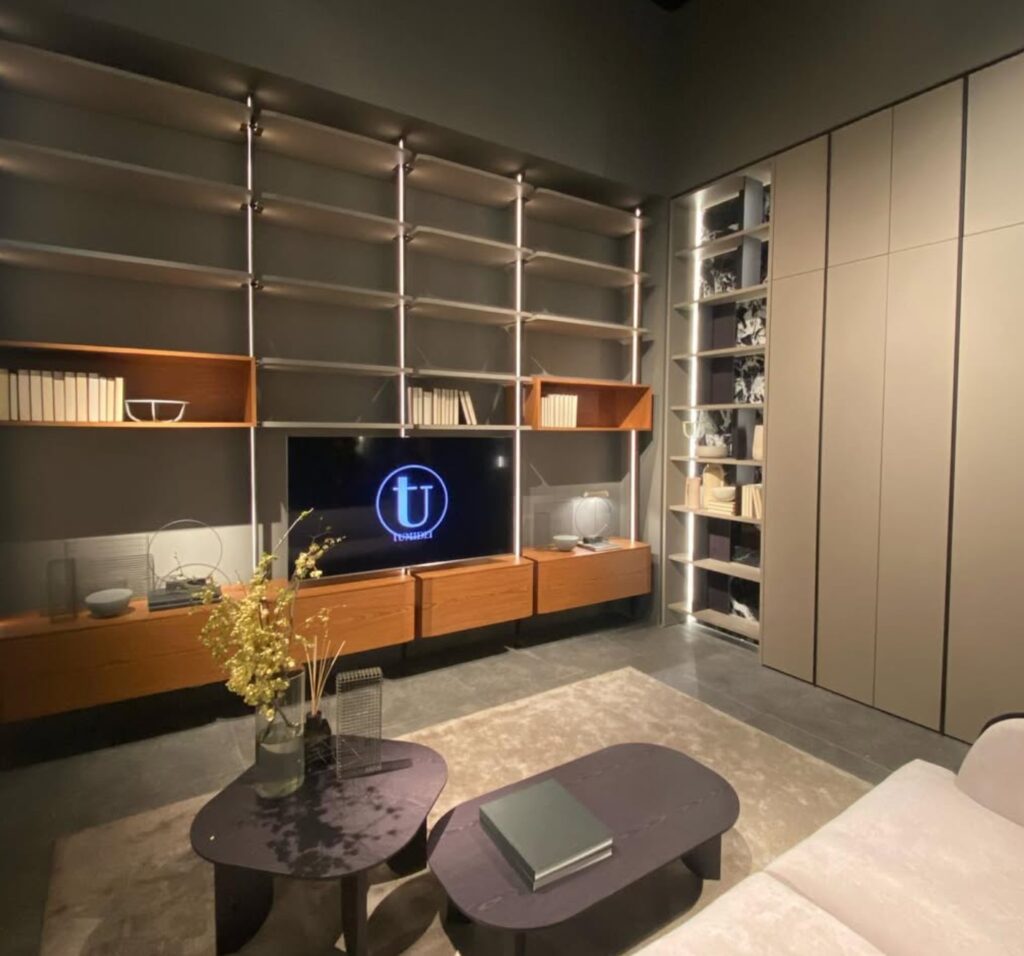 Parete attrezzata su misura per soggiorno moderno con libreria e illuminazione integrata