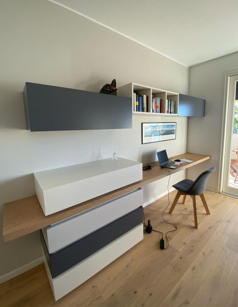 Arredo studio su misura con libreria sospesa e scrivania integrata