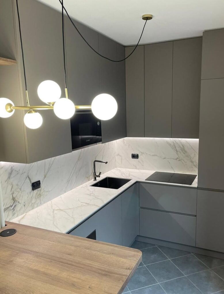 Cucina moderna su misura con finitura grigio opaco e piano in marmo