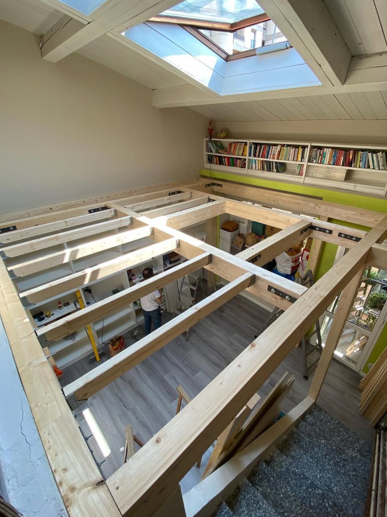 Realizzazione di un soppalco in legno su misura per arredamento di interni